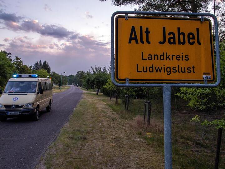 Ein Einsatzfahrzeug verlässt den evakuierten Ort.