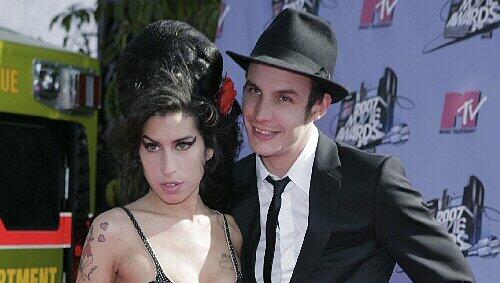 Amy Winehouse neben ihrem Ehemann Fielder-Civil, bevor er seine Haft antrat Amy Winehouse neben ihrem Ehemann Fielder-Civil, bevor er seine Haft antrat