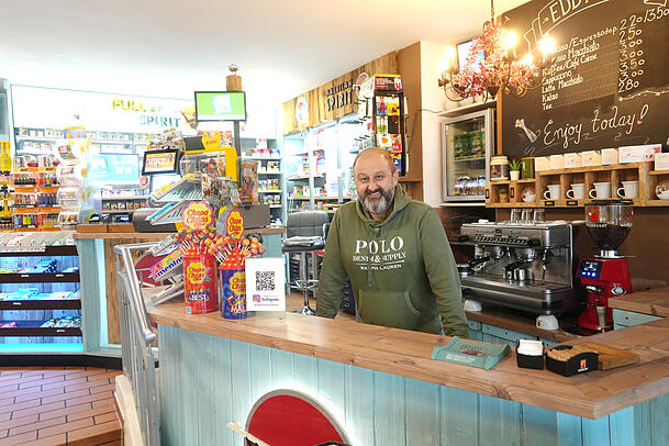 Auch im gemütlichen Kiosk von Eddi Sarcevic ist die Kaffeemaschine den ganzen Tag lang im Dauereinsatz.