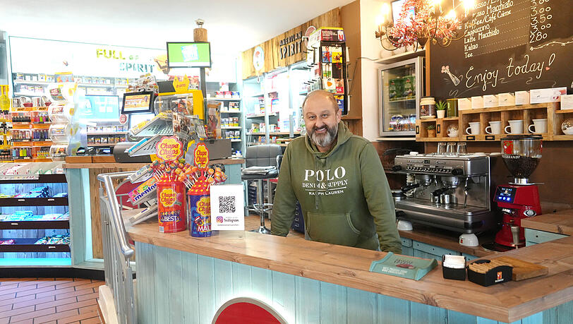 Auch im gemütlichen Kiosk von Eddi Sarcevic ist die Kaffeemaschine den ganzen Tag lang im Dauereinsatz. Auch im gemütlichen Kiosk von Eddi Sarcevic ist die Kaffeemaschine den ganzen Tag lang im Dauereinsatz.