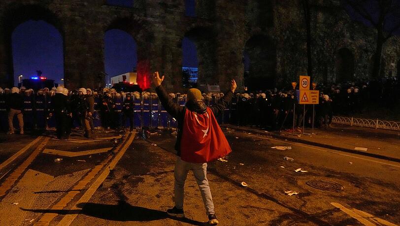Bei landesweiten Protesten in der Türkei allein am Freitagabend sind mehr als 340 Menschen festgenommen worden.