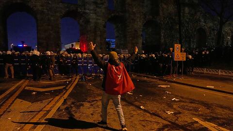 Bei landesweiten Protesten in der Türkei allein am Freitagabend sind mehr als 340 Menschen festgenommen worden.