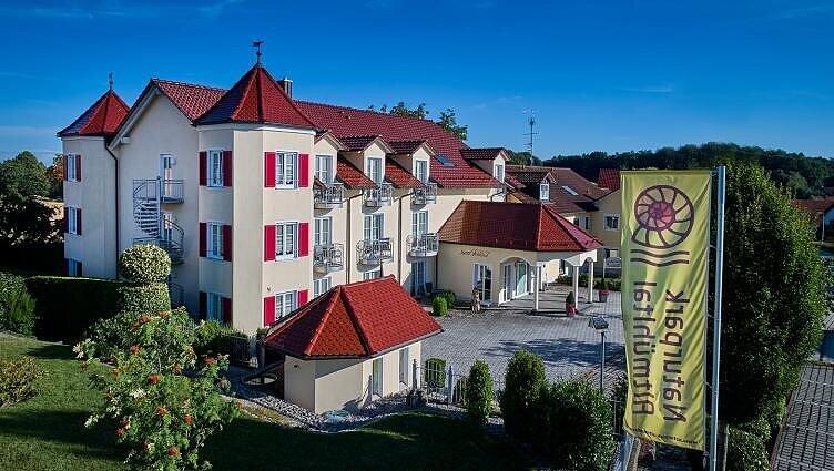 Das Landhotel Zur Jurah&ouml;he liegt im Urdonautal &ndash; mit Wanderwegen vor der T&uuml;r.