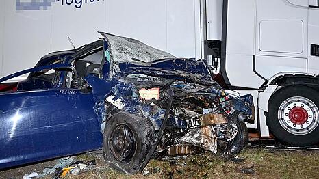 Der Fahrer musste mit schwerem Ger&auml;t aus seinem Auto geborgen werden, f&uuml;r ihn kam jede Hilfe zu sp&auml;t.