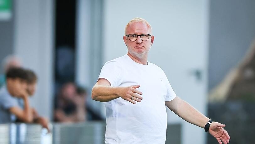 Trainer Heiko Vogel von SpVgg Greuther F&uuml;rth muss beim verlustpunktfreien Spitzenreiter Hertha BSC bestehen. (Archivbild).