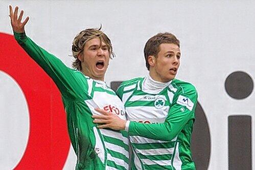 Mein erstes Tor als Profi wird sicher teuer&ldquo;: Was an der Freude des 18-jährigen Felix Klaus (hier mit Nico Müller) über seinen Volltreffer gegen Union aber überhaupt nichts ändert.