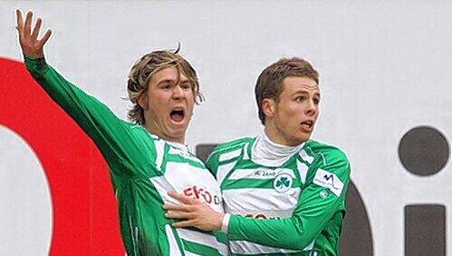 Mein erstes Tor als Profi wird sicher teuer“: Was an der Freude des 18-jährigen Felix Klaus (hier mit Nico Müller) über seinen Volltreffer gegen Union aber überhaupt nichts ändert. Mein erstes Tor als Profi wird sicher teuer“: Was an der Freude des 18-jährigen Felix Klaus (hier mit Nico Müller) über seinen Volltreffer gegen Union aber überhaupt nichts ändert.