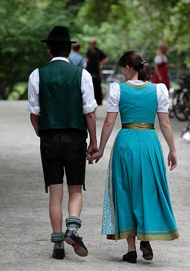 Tanzen und Feiern im Morgengrauen: die besten Bilder vom Kocherlball am Chinesischen Turm.