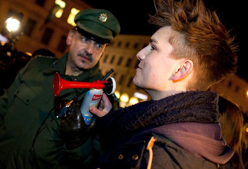 Nach einer Flashmob-Aktion in der Münchner
Innenstadt droht dem Veranstalter Olli Kost eine Anzeige sowie die Übernahme
der Polizeieinsatzkosten.