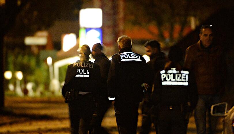 Nervenkrieg in Freiburg! Ein bewaffneter Mann hatte sich in einem Schnellimbiß zusammen mit zwölf Menschen verschanzt.