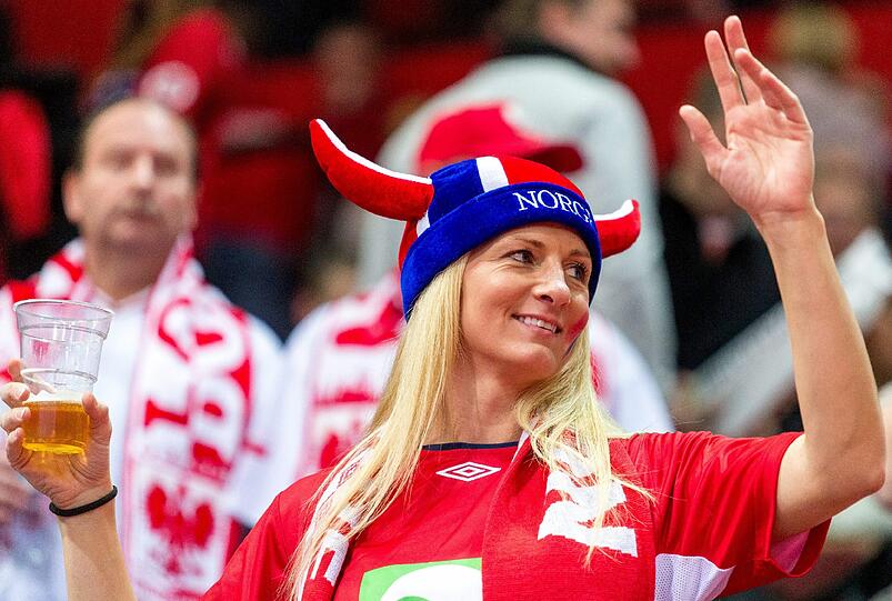Schrille Outfits, skurrile Masken, schräge Typen, ausgelassene Stimmung: Bei der Handball-Europameisterschaft geben die Fans für ihre Teams tatsächlich alles. Die Bilder aus Polen...