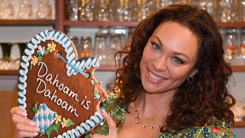 Lilly Becker in der Kulisse des "Lansinger" Gasthauses "Brunnerwirt" der BR-Serie "Dahoam is Dahoam".