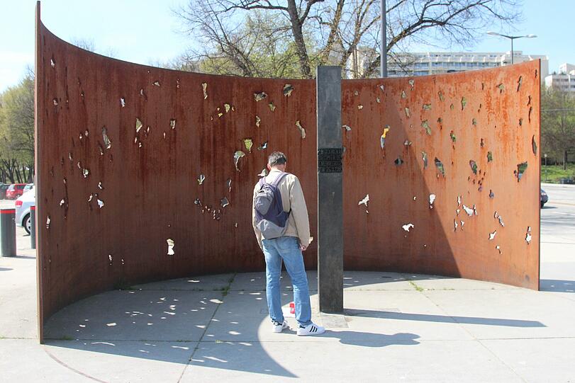 Er schaut sich das Mahnmal an.