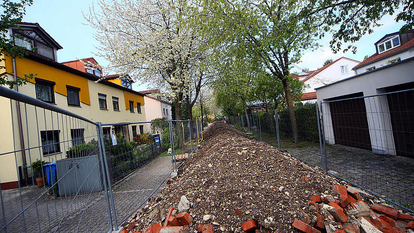 Nach den Ausgrabungen des Sprengstoffs in Freimann liegt jede Menge Schutt auf der Straße.