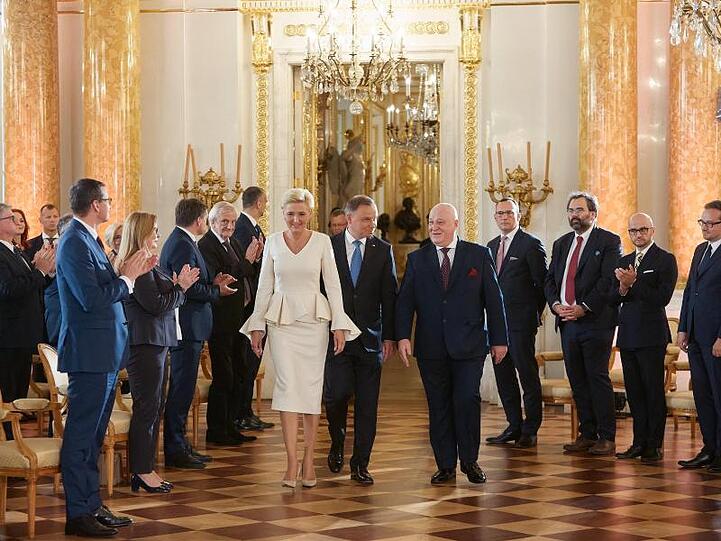 Andrzej Duda (M,r), Präsident von Polen, und seine Frau Agata Kornhauser-Duda (M,l), im Königlichen Schloss zur Übergabezeremonie nach der Präsidentenwahl.