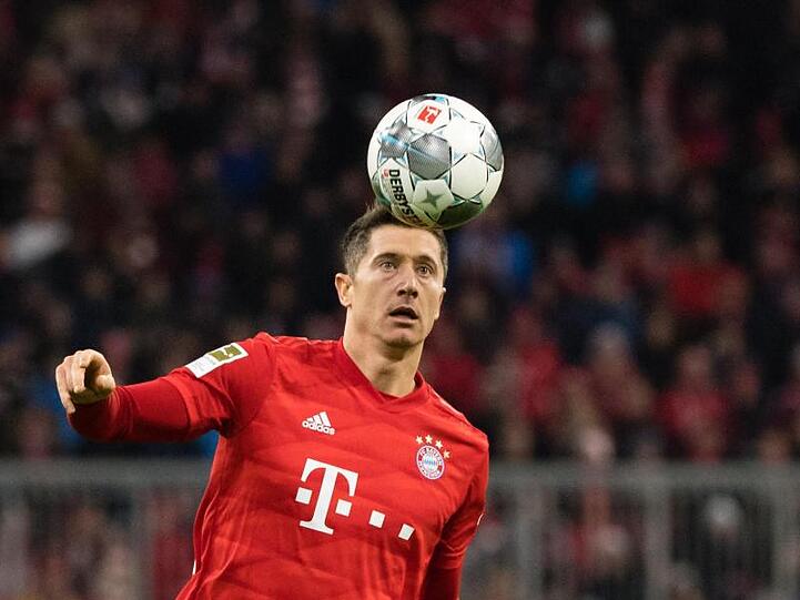 Robert Lewandowski vom FC Bayern München spielt den Ball. Foto: Matthias Balk/dpa