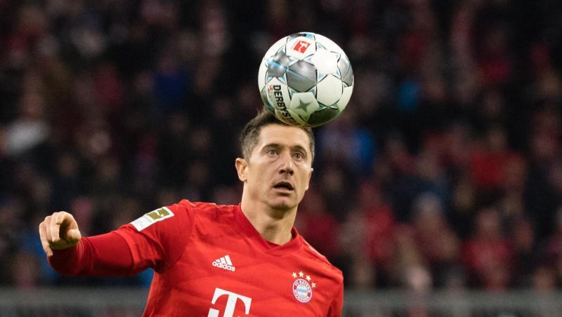Robert Lewandowski vom FC Bayern München spielt den Ball. Foto: Matthias Balk/dpa Robert Lewandowski vom FC Bayern München spielt den Ball. Foto: Matthias Balk/dpa