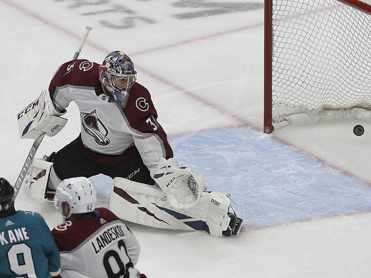 Colorados Torhüter Philipp Grubauer kann ein Tor durch die Sharks nicht verhindern.
