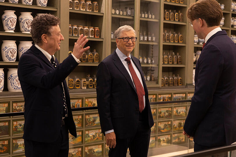 Wolfgang M. Heckl (l.), Bill Gates (M.) und Matthias Tschöp in der historischen Apotheke des Museums.