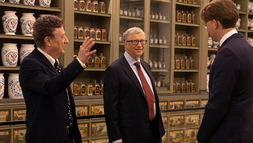 Wolfgang M. Heckl (l.), Bill Gates (M.) und Matthias Tschöp in der historischen Apotheke des Museums. Wolfgang M. Heckl (l.), Bill Gates (M.) und Matthias Tschöp in der historischen Apotheke des Museums.