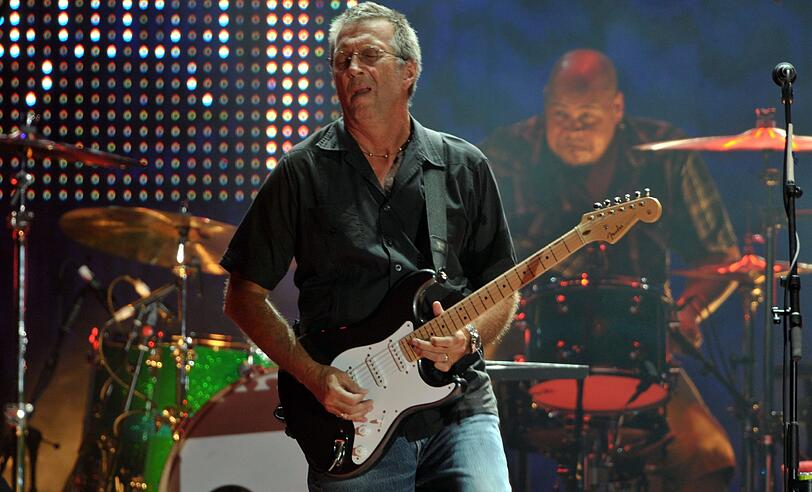 Volle Konzentration auf die Musik: Gitarren-Legende Eric Clapton in Leipzig, wo Trommeltier Abe Laboriel Jr. mächtig von hinten schob.
