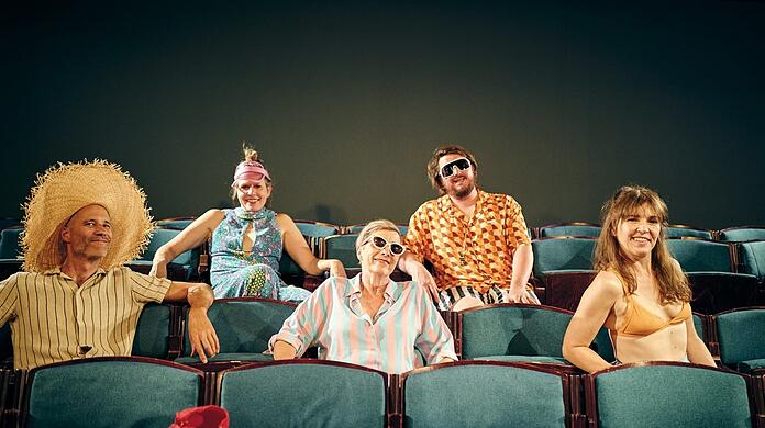 Das Ensemble des Tams-Theaters in Urlaubsstimmung.