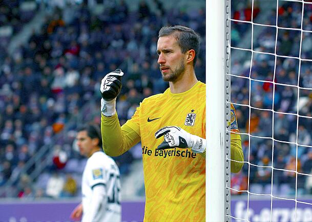 Musste zum Abschluss des Jahres gleich dreimal den Ball aus dem Netz fischen: Keeper Marco Hiller. Musste zum Abschluss des Jahres gleich dreimal den Ball aus dem Netz fischen: Keeper Marco Hiller.
