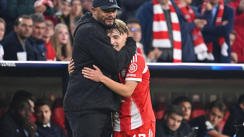Komm her und lass dich dr&uuml;cken, du Wirbler: Bayern-Trainer Vincent Kompany (l.) herzt Lennart Karl.