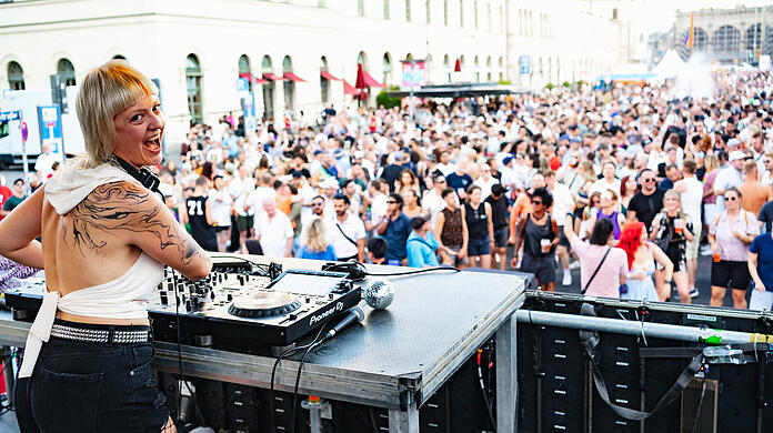 DJ Bim&auml;n auf dem M&uuml;nchner CSD 2025.