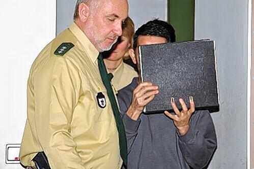 Hinter Aktenordner versteckt: Der Angeklagte Mohamad R. am ersten Prozesstag.