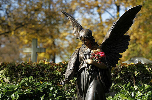 Unbekannte randalierten an Halloween auf einem Friedhof im Ostallgäu. Im Bild: Eine Engelsskulptur am Münchner Nordfriedhof.