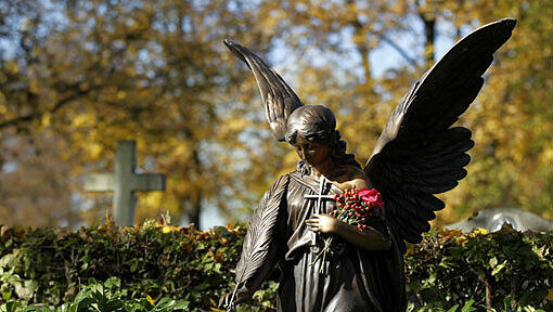 Unbekannte randalierten an Halloween auf einem Friedhof im Ostallgäu. Im Bild: Eine Engelsskulptur am Münchner Nordfriedhof. Unbekannte randalierten an Halloween auf einem Friedhof im Ostallgäu. Im Bild: Eine Engelsskulptur am Münchner Nordfriedhof.
