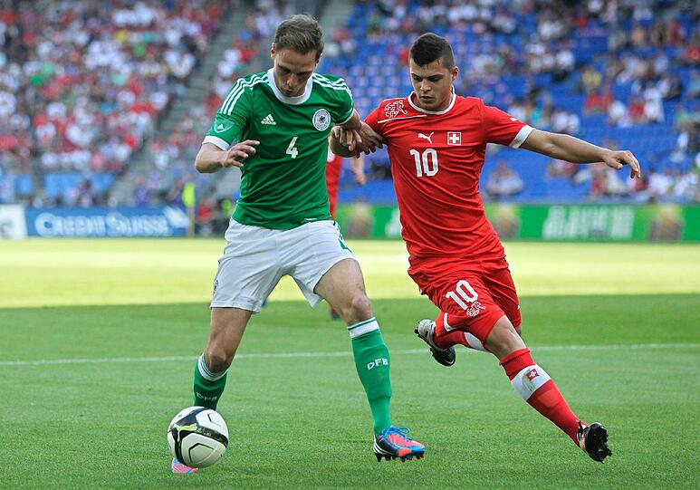 Platz 6: GRANIT XHAKA wechselt für 8,5 Millionen Euro vom FC Basel zu Borussia Mönchengladbach.
Der Schweizer mit der Nummer 10 spielt hier gegen Deutschland.