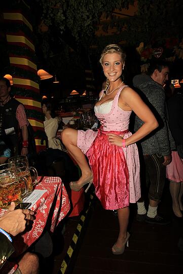Das Hippodrom ziert sich mit Anna-Maria Kagerer, . . .