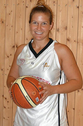 Friendsfactory Jahn Basketball: Platz drei belegten die Zweitliga-Basketballerinnen um Magdalena von Geyr (Foto) in der vergangenen Saison. Derzeit sieht es dagegen nicht so gut aus. Trainer Rüdiger Wichote muss auf einige Verletzte verzichten.