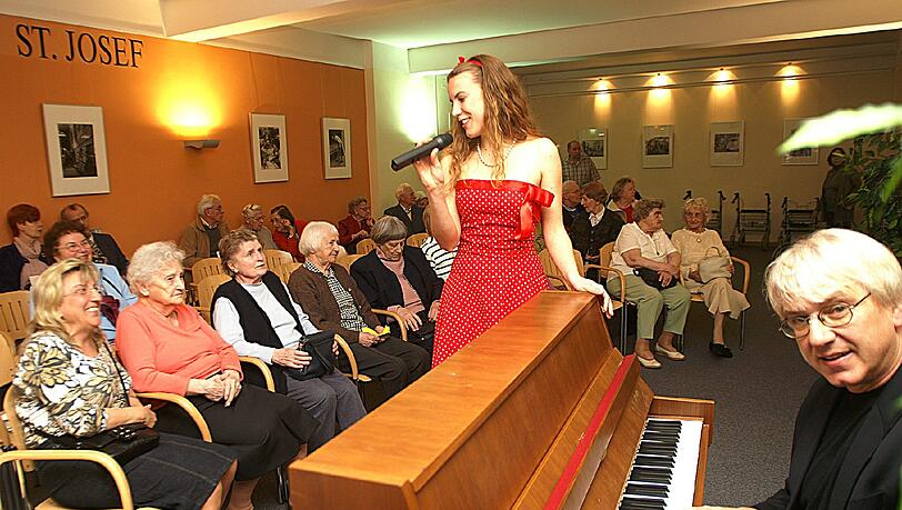 Klaus Amann am Klavier und Sängerin Astrid verzaubern Bewohner des Hauses St. Joseph mit flotten Rhythmen bei der 50er Jahre Feier.