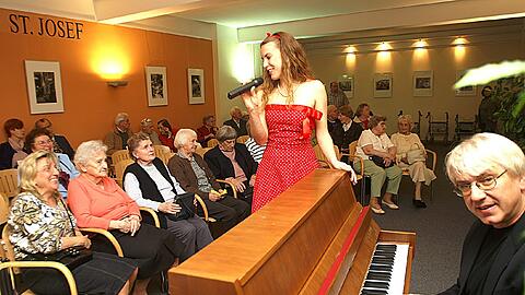 Klaus Amann am Klavier und Sängerin Astrid verzaubern Bewohner des Hauses St. Joseph mit flotten Rhythmen bei der 50er Jahre Feier.