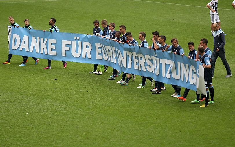 Versöhnlicher Abschluss einer turbolenten Saison: Nach dem überzeugenden 3:0 gegen Aalen bedankten sich die Löwen-Spieler am Sonntag bei ihren Fans für die Unterstützung. Die Bilder!