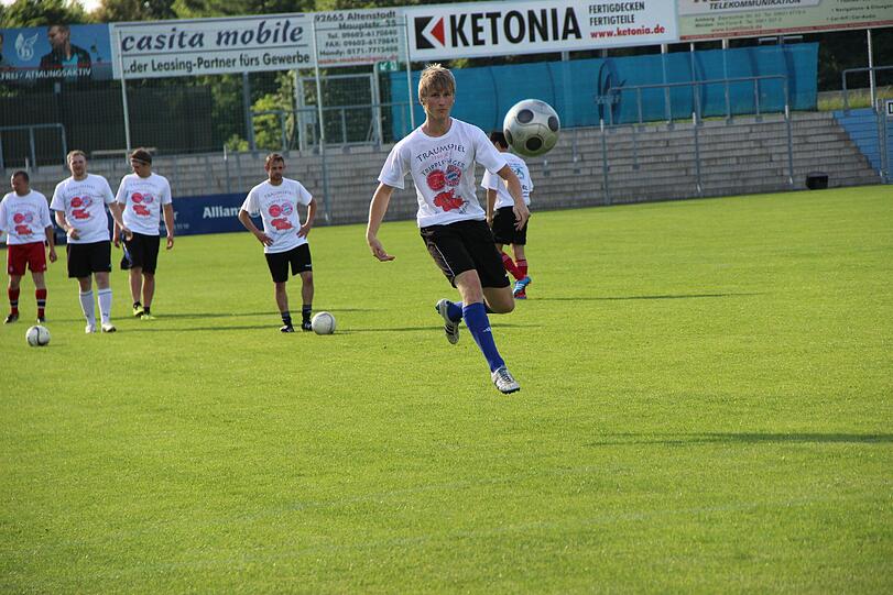 Ausnahmezustand vor Guardiolas erstem Spiel in Weiden: Die AZ war schon da und zeigt in der Bilderstrecke, was die Bayern dort erwartet.