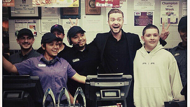 Hatte sichtlich Spaß: Justin Timberlake feiert seine drei "People's Choice Awards" mit den Angestellten eines Fast-Food-Restaurants. Hatte sichtlich Spaß: Justin Timberlake feiert seine drei "People's Choice Awards" mit den Angestellten eines Fast-Food-Restaurants.