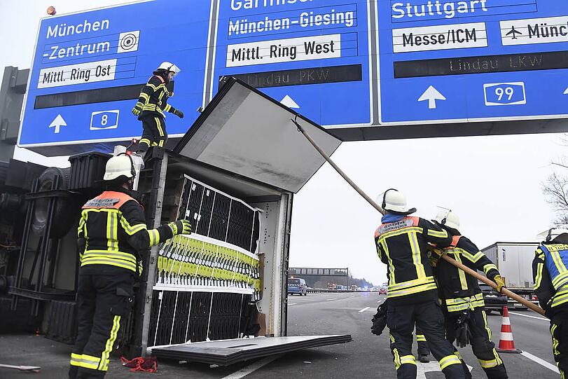 Der Lkw krachte in die Leitplanke, auch ein anderes Auto war am Unfall beteiligt.