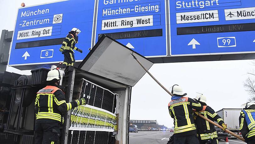 Der Lkw krachte in die Leitplanke, auch ein anderes Auto war am Unfall beteiligt. Der Lkw krachte in die Leitplanke, auch ein anderes Auto war am Unfall beteiligt.