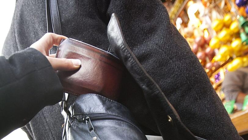 Reißverschlüsse an Taschen sollten immer geschlossen sein. Reißverschlüsse an Taschen sollten immer geschlossen sein.
