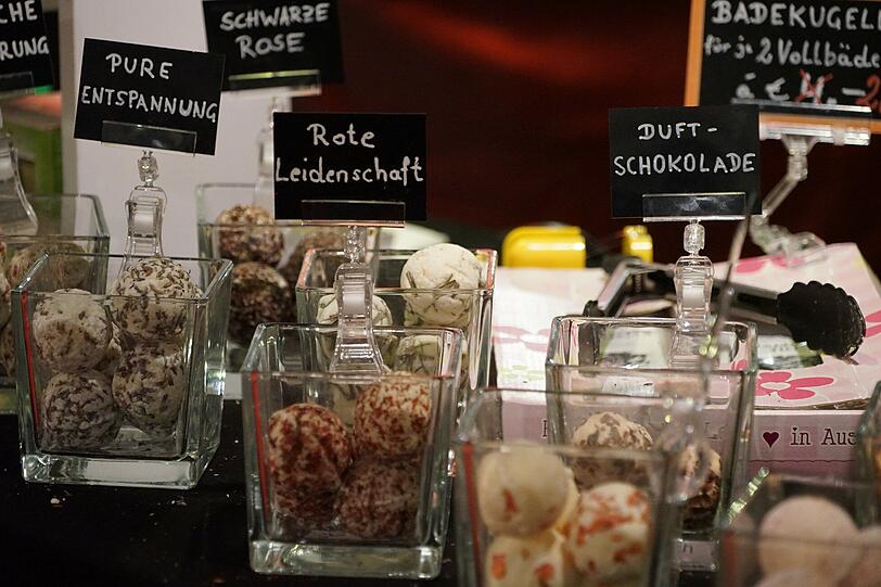 Von Freitag bis Sonntag gastierte die "Eros und Amore" in München: Zu sehen gab es viel Haut, Lack und Spielzeug. Die Bilder von der Erotikmesse.