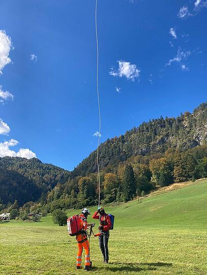 Am Sonntag ist ein 52-Jähriger auf dem Wanderweg entlang des Talgrabens zwischen Almbachklamm und der Wallfahrtskirche in Ettenberg bewusstlos zusammengebrochen und trotz intensiver Wiederbelebungsversuche durch Ersthelfer und Einsatzkräfte verstorben