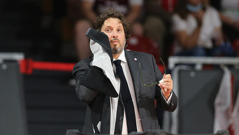 Voller Einsatz an der Seitenlinie:Andrea Trinchieri. Voller Einsatz an der Seitenlinie:Andrea Trinchieri.