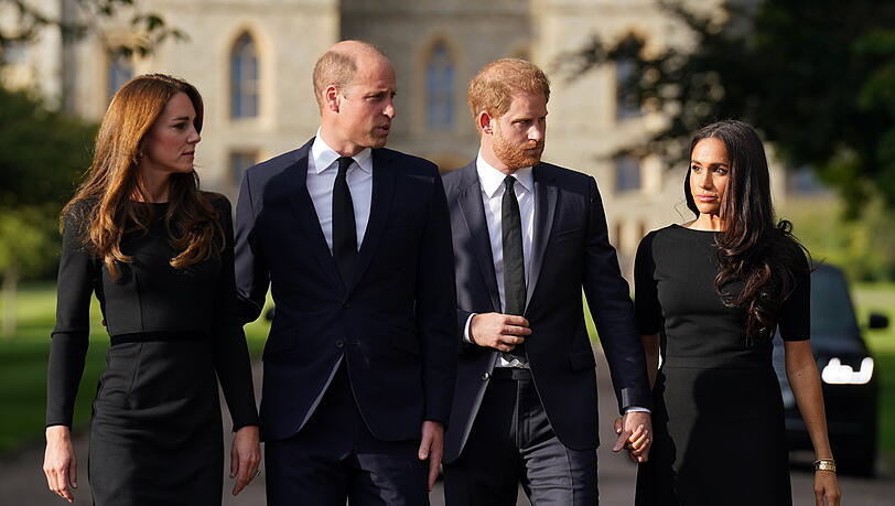 Nach dem Tod der Königin laden William und Kate zum gemeinsamen Gang vor das Schloss Windsor ein. Meghan und Harry stimmen zu. Nach dem Tod der Königin laden William und Kate zum gemeinsamen Gang vor das Schloss Windsor ein. Meghan und Harry stimmen zu.