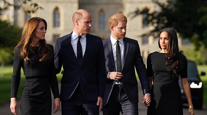 Nach dem Tod der Königin laden William und Kate zum gemeinsamen Gang vor das Schloss Windsor ein. Meghan und Harry stimmen zu.