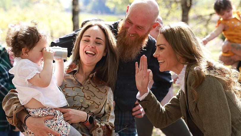 Prinzessin Kate hatte sichtlich Spaß in Austausch mit den Kindern und den Eltern.
