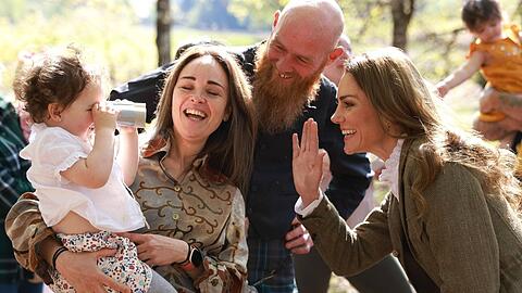 Prinzessin Kate hatte sichtlich Spaß in Austausch mit den Kindern und den Eltern.